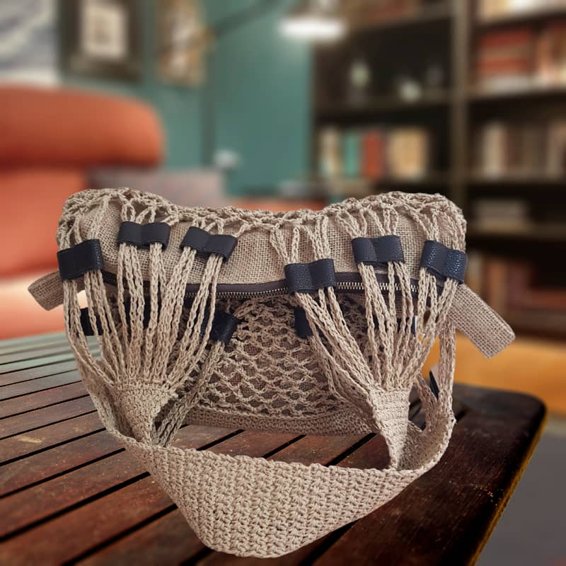 حقيبة كتف نسائية من القش الشبكي مع لمسات جلدية