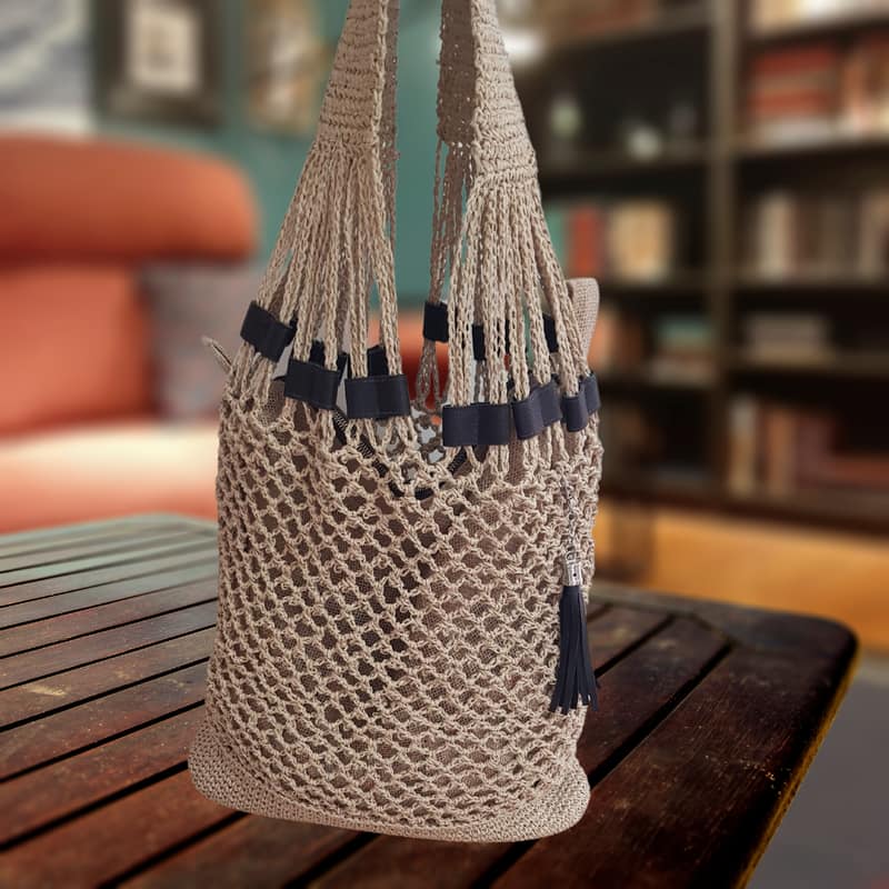 حقيبة كتف نسائية من القش الشبكي مع لمسات جلدية