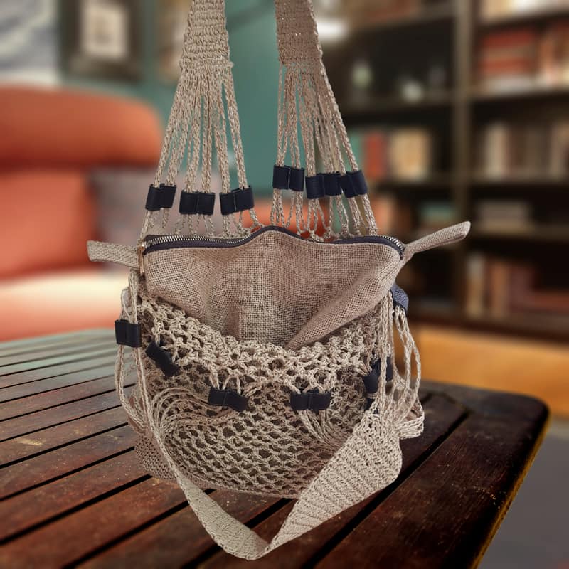 حقيبة كتف نسائية من القش الشبكي مع لمسات جلدية