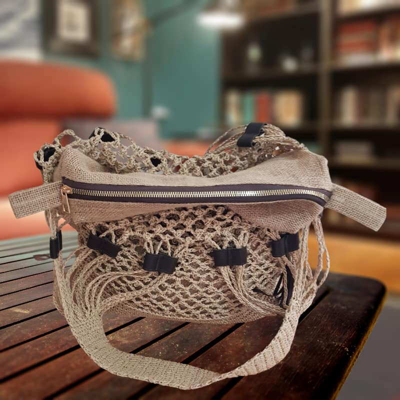 حقيبة كتف نسائية من القش الشبكي مع لمسات جلدية