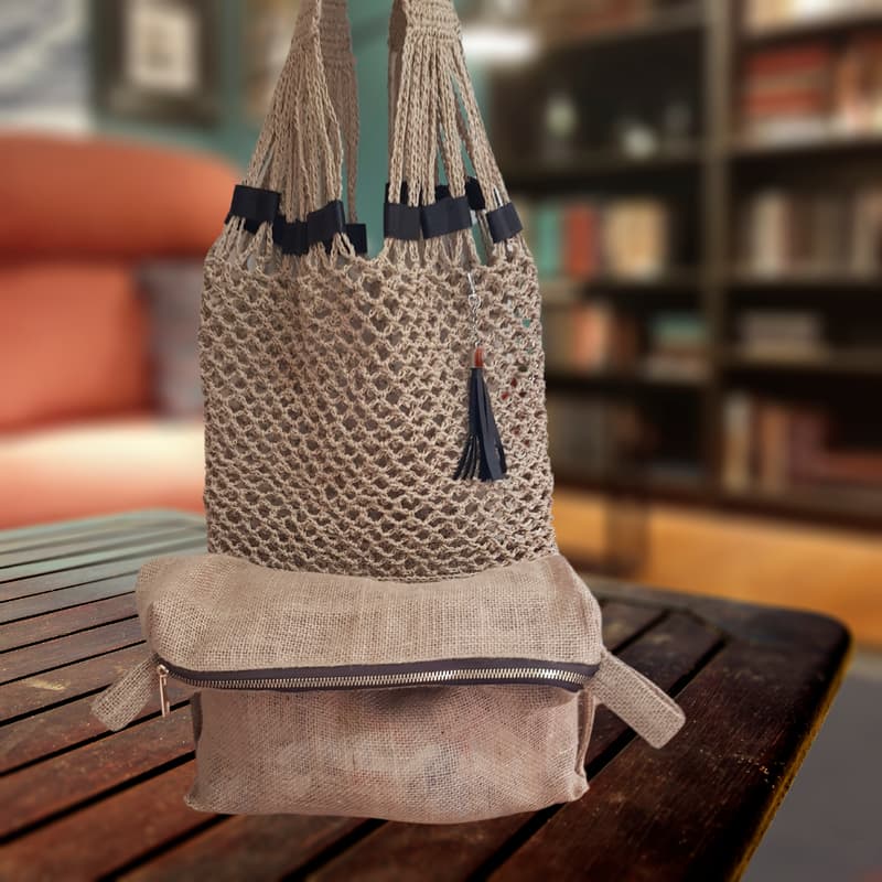 حقيبة كتف نسائية من القش الشبكي مع لمسات جلدية