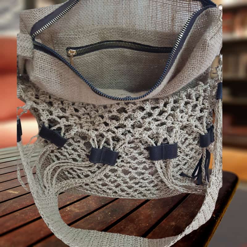 حقيبة كتف نسائية من القش الشبكي مع لمسات جلدية