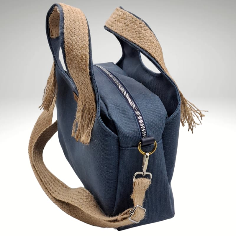 حقيبة يد وحقيبة كتف من القماش المشمع باللون الأزرق من NVisters