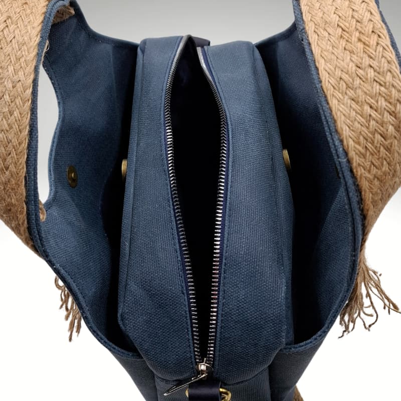 حقيبة يد وحقيبة كتف من القماش المشمع باللون الأزرق من NVisters