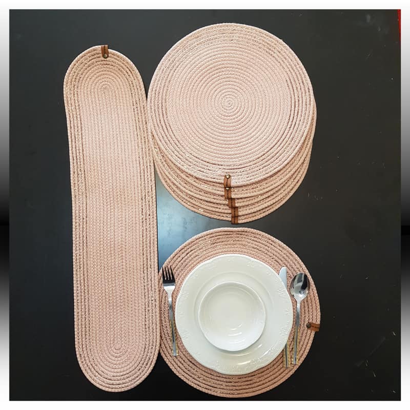 طقم مفرش طاولة دائري لامع وردي فاتح، مكون من 6 قطع