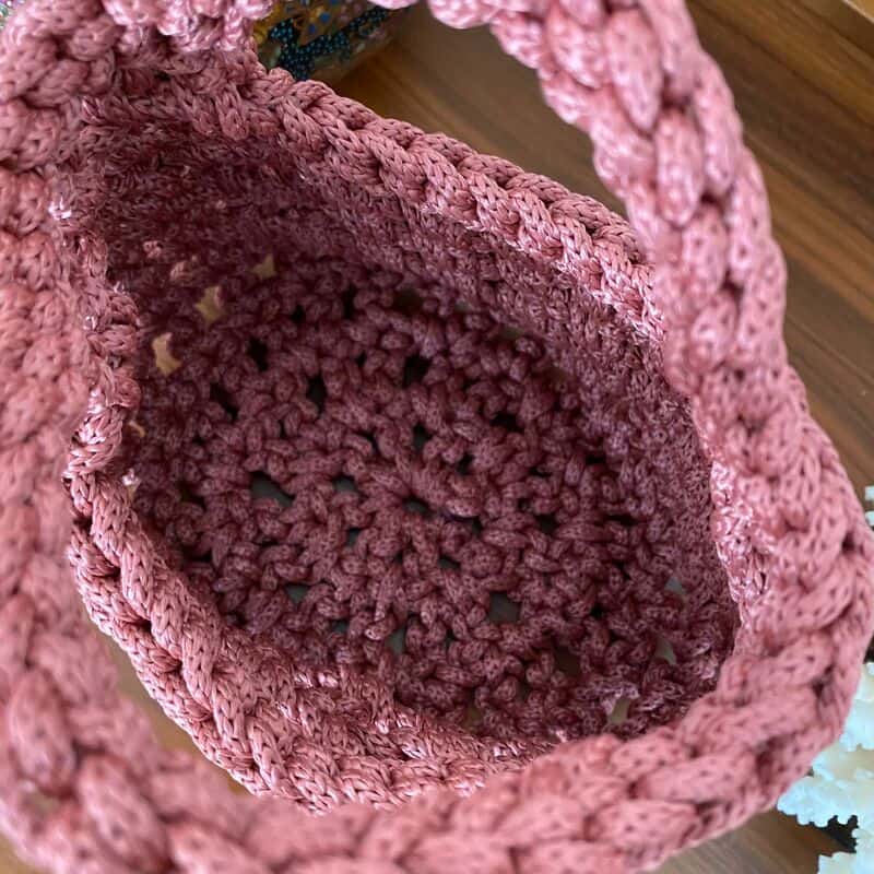 حقيبة يد نسائية صغيرة وردية اللون مناسبة لفصل الصيف