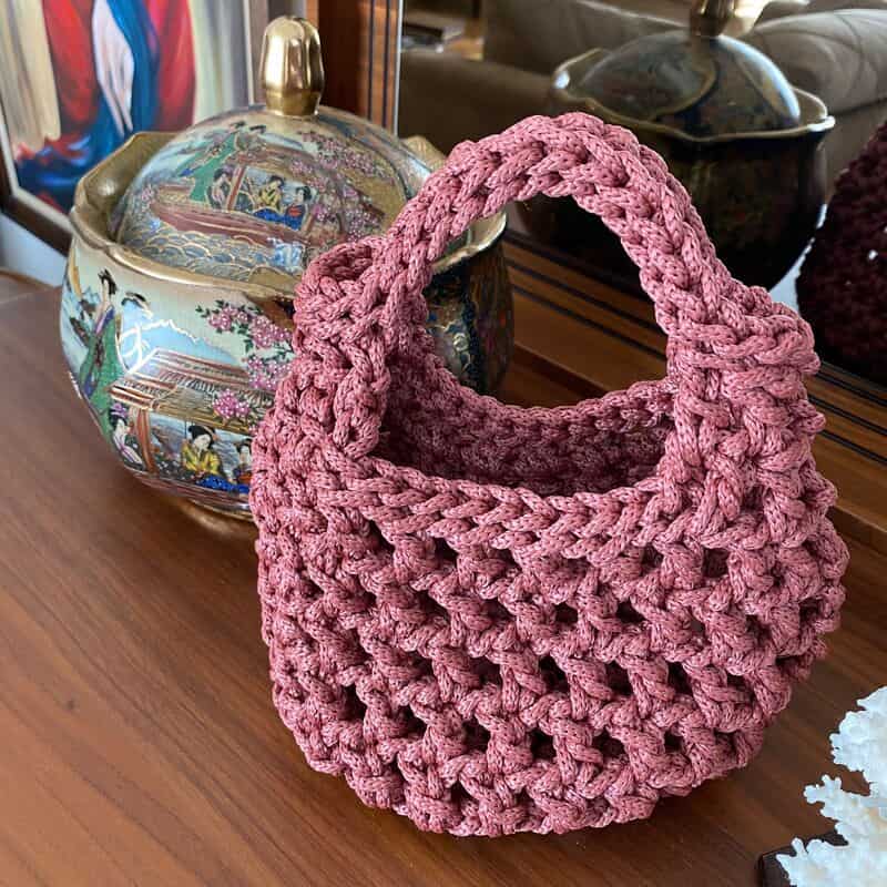 حقيبة يد نسائية صغيرة وردية اللون مناسبة لفصل الصيف