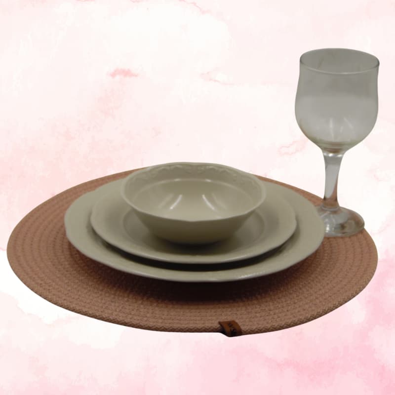 طقم مفارش طعام وسلة خبز باللون الوردي الفاتح