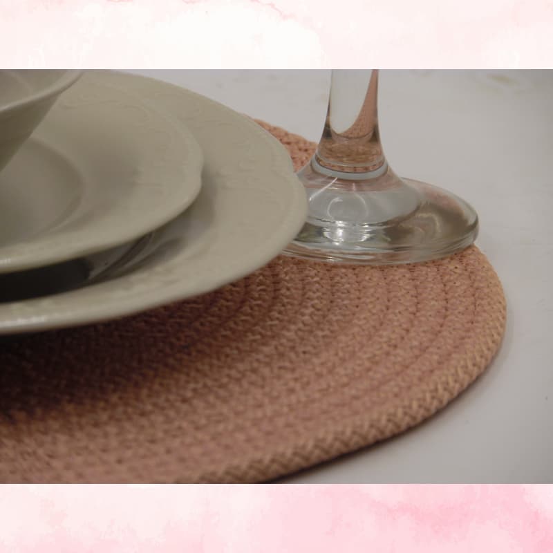 طقم مفارش طعام وسلة خبز باللون الوردي الفاتح