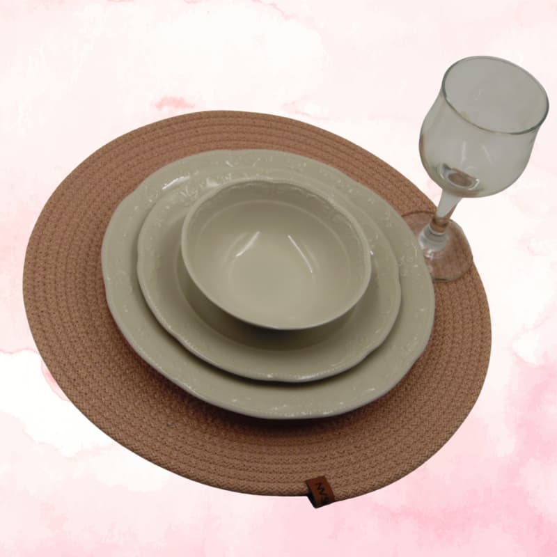 طقم مفارش طعام وسلة خبز باللون الوردي الفاتح