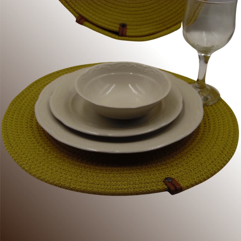 طقم مفارش طعام من 7 قطع باللون الأصفر الخردلي مع سلة تكفي 6 أشخاص