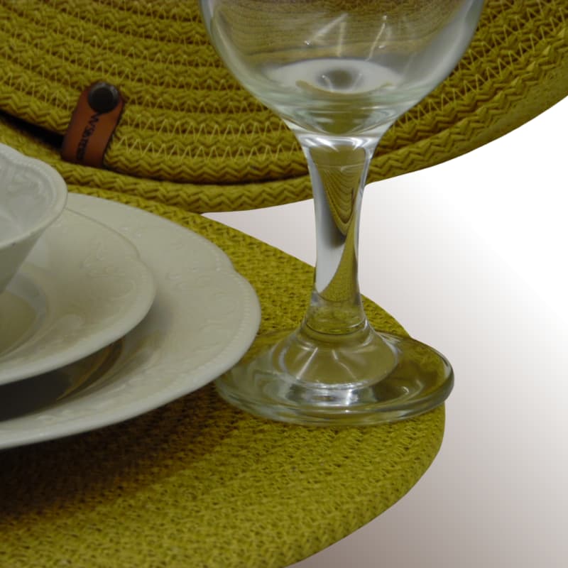 طقم مفارش طعام من 7 قطع باللون الأصفر الخردلي مع سلة تكفي 6 أشخاص