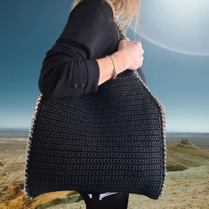 حقيبة كتف نسائية صيفية مصنوعة يدويًا باللون الأسود من الكروشيه