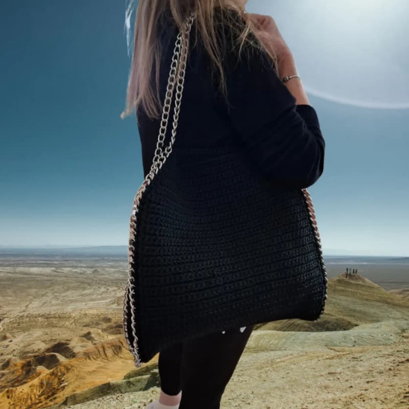 حقيبة كتف نسائية صيفية مصنوعة يدويًا باللون الأسود من الكروشيه