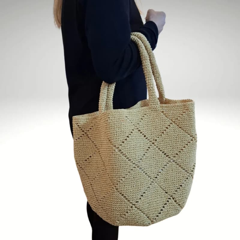 حقيبة كتف نسائية مصنوعة يدوياً من القش من إن في سيسترز - تصميم صيفي