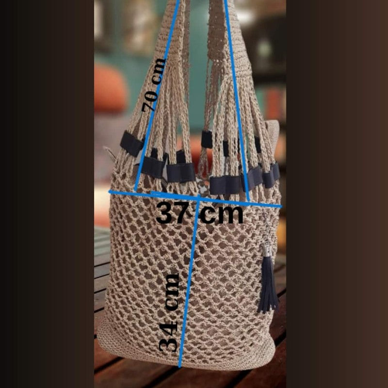 حقيبة كتف نسائية من القش الشبكي مع لمسات جلدية