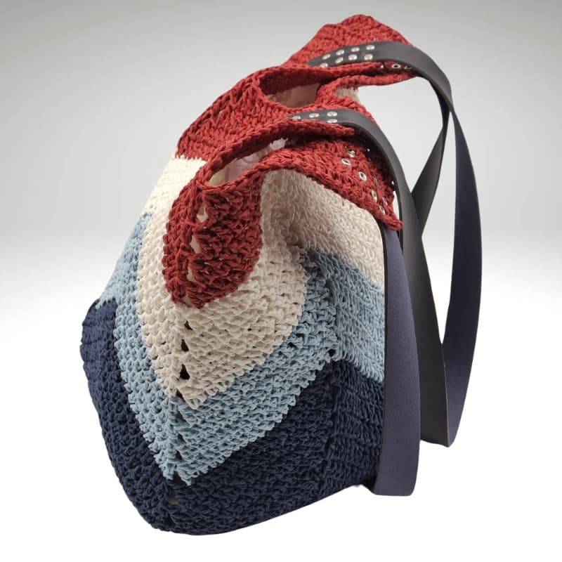 حقيبة NVsisters المصنوعة يدويًا من القش بنمط متعرج