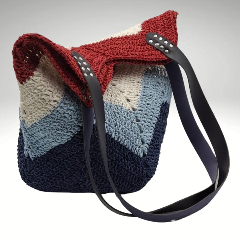 حقيبة NVsisters المصنوعة يدويًا من القش بنمط متعرج