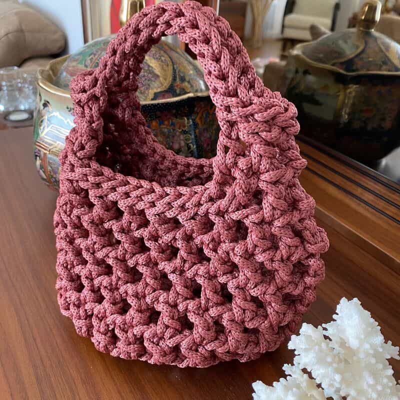 حقيبة يد نسائية صغيرة وردية اللون مناسبة لفصل الصيف