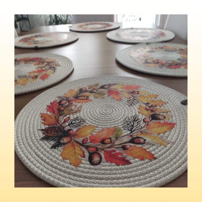 طقم مفارش طاولة من 6 قطع بنقشة مطبوعة باللون الكريمي الفاتح