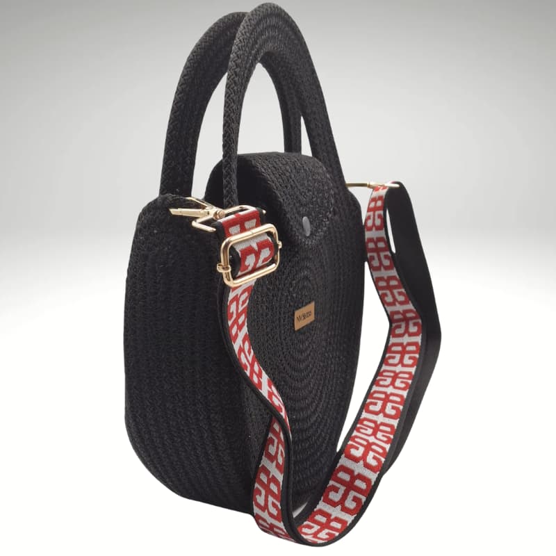 حقيبة يد وكتف صيفية دائرية سوداء من NVisters مع حزام منسوج أحمر